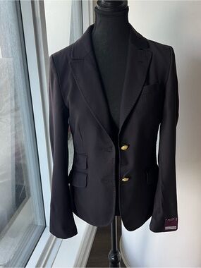 Tailored Black Blazer with Contrasting Gray Collar